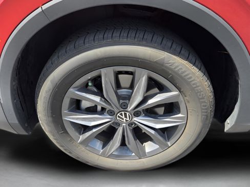 Certified 2024 Volkswagen Tiguan SE FWD image 29