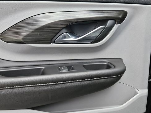 Used 2024 GMC Terrain SLT image 23