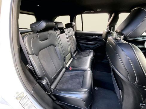 Used 2024 Jeep Grand Cherokee Altitude image 23