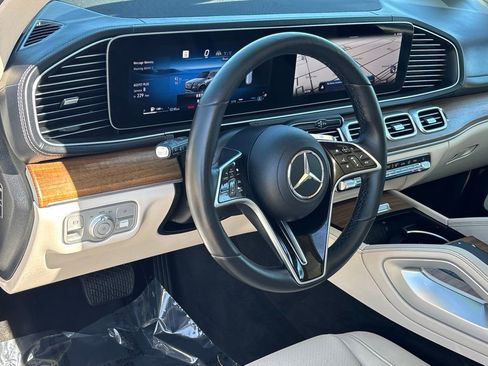 Used 2025 Mercedes-Benz GLS 450 4MATIC image 10