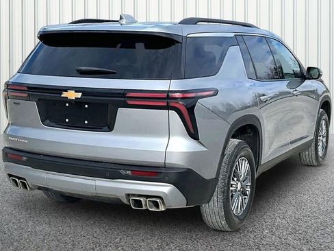 Used 2025 Chevrolet Traverse LT image 12