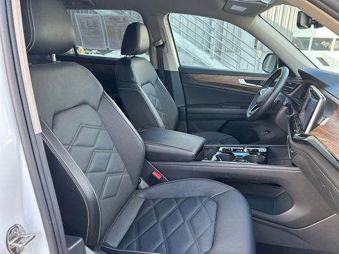 Used 2025 Volkswagen Atlas SE image 31