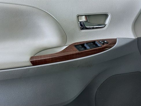 Used 2013 Toyota Sienna XLE FWD image 15