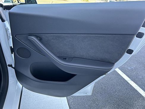 Used 2022 Tesla Model Y Long Range AWD/4WD image 27