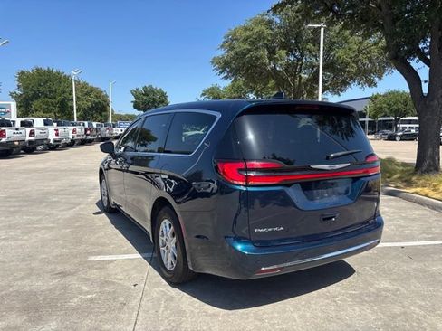 Used 2025 Chrysler Pacifica Select FWD image 7