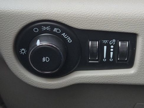 Used 2024 Chrysler Pacifica Touring-L image 27