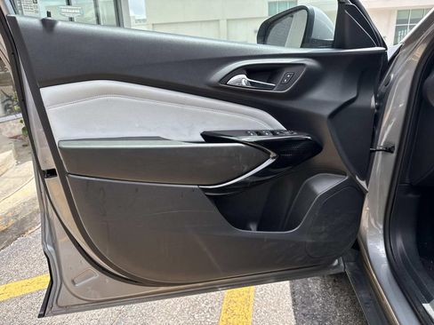 Used 2025 Chevrolet Trax LT FWD image 19