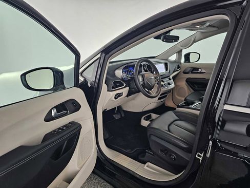 Used 2024 Chrysler Pacifica Touring-L FWD image 21