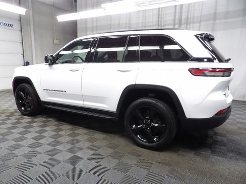 Used 2024 Jeep Grand Cherokee Limited AWD/4WD image 6