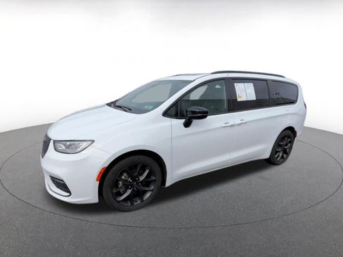 Used 2025 Chrysler Pacifica Limited image 7