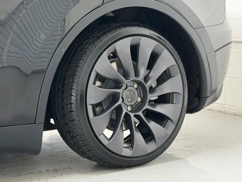 Used 2024 Tesla Model Y 2WD image 42