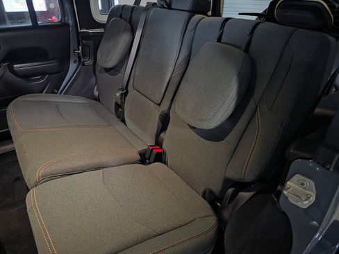 Used 2024 Jeep Wrangler Unlimited AWD/4WD image 15
