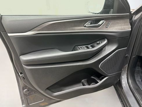 New 2025 Jeep Grand Cherokee L Limited w/ Black Appearance Package image 17