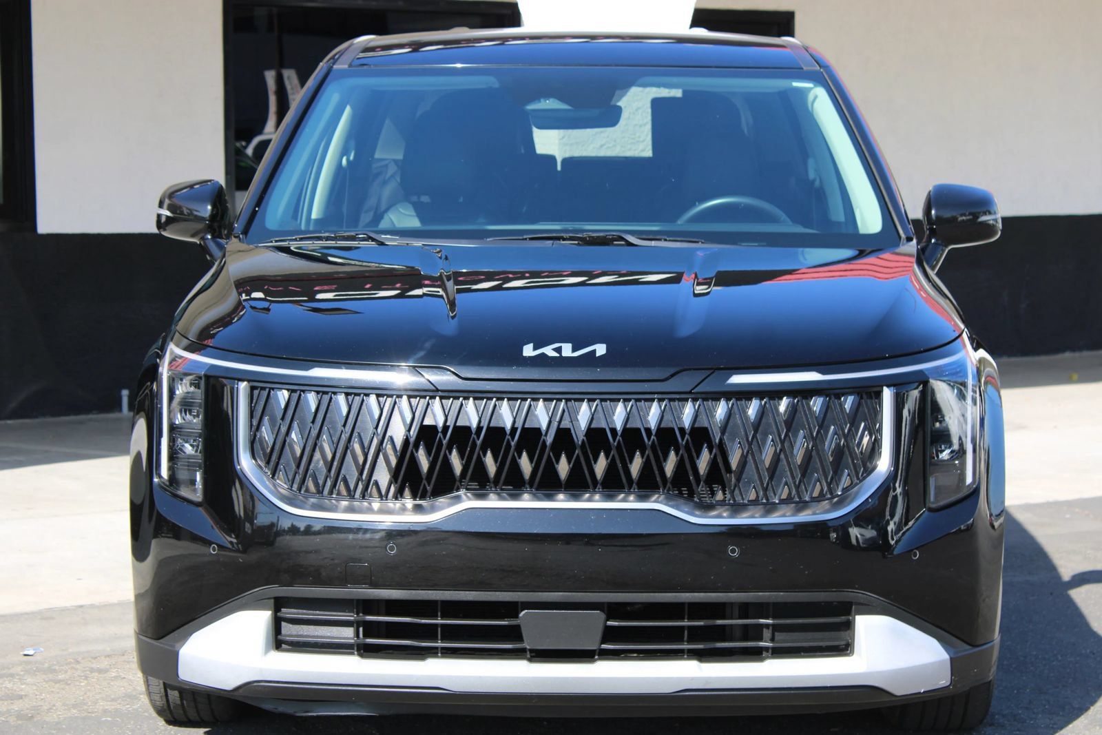 Used 2025 Kia Carnival FWD image 2