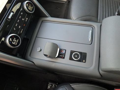 Used 2024 Land Rover Discovery S AWD/4WD image 17