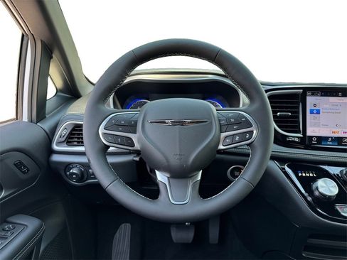 New 2026 Chrysler Pacifica Select image 12