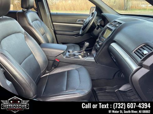 Used 2018 Ford Explorer XLT w/ Equipment Group 202A AWD/4WD image 18