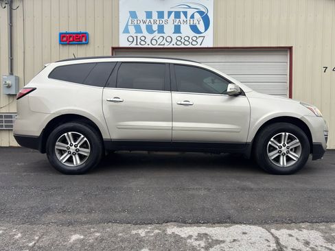 Used 2017 Chevrolet Traverse LT FWD image 13