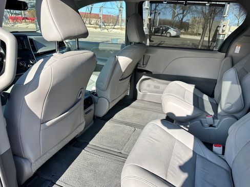 Used 2015 Toyota Sienna XLE Premium image 13