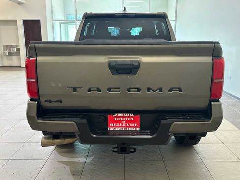 Certified 2025 Toyota Tacoma TRD Off-Road AWD/4WD image 5