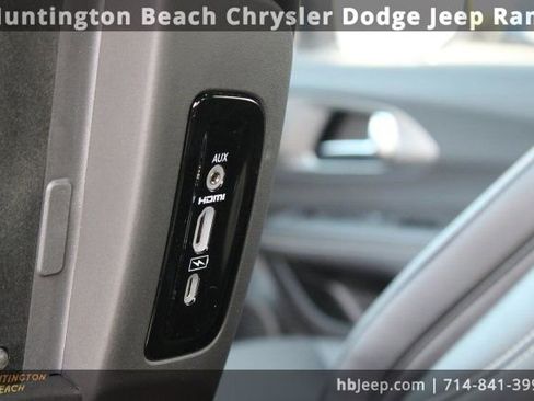 Used 2026 Chrysler Pacifica Select image 42