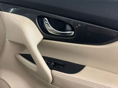 Used 2016 Nissan Rogue SL w/ SL Premium Package image 34