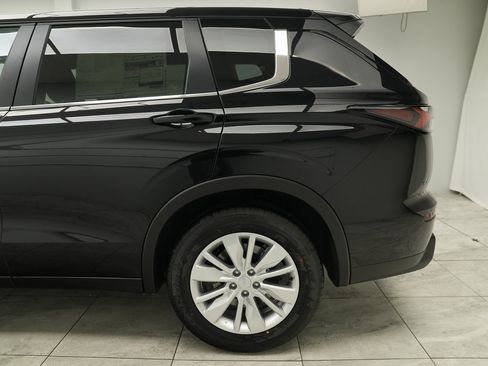 Used 2025 Mitsubishi Outlander ES image 12