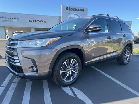 Used 2019 Toyota Highlander XLE FWD image 4