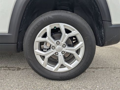 Used 2024 Jeep Compass Latitude image 16