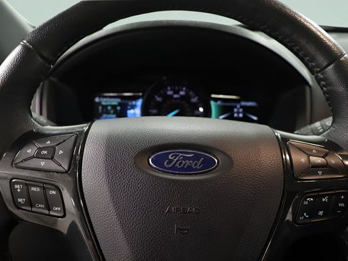 Used 2019 Ford Explorer XLT AWD/4WD image 15
