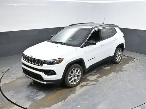 Used 2025 Jeep Compass Limited image 40