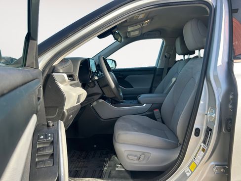 Used 2022 Toyota Highlander L image 15