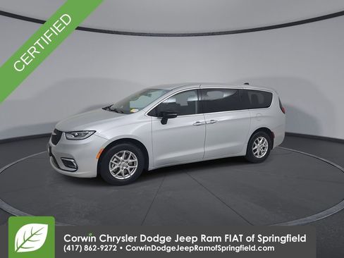 Used 2024 Chrysler Pacifica Touring-L image 7