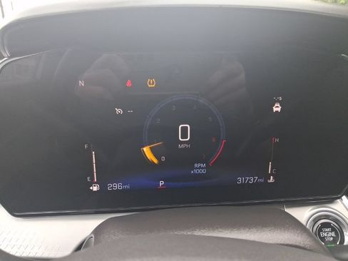Used 2025 Chevrolet Trax LT w/ LT Convenience Package FWD image 2