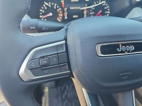 Used 2025 Jeep Compass Limited image 21
