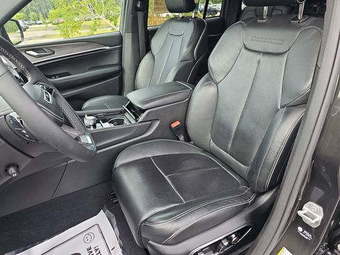 Used 2023 Jeep Grand Cherokee Overland w/ Luxury Tech Group IV AWD/4WD image 17