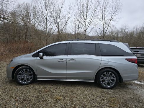 Used 2025 Honda Odyssey Touring image 13