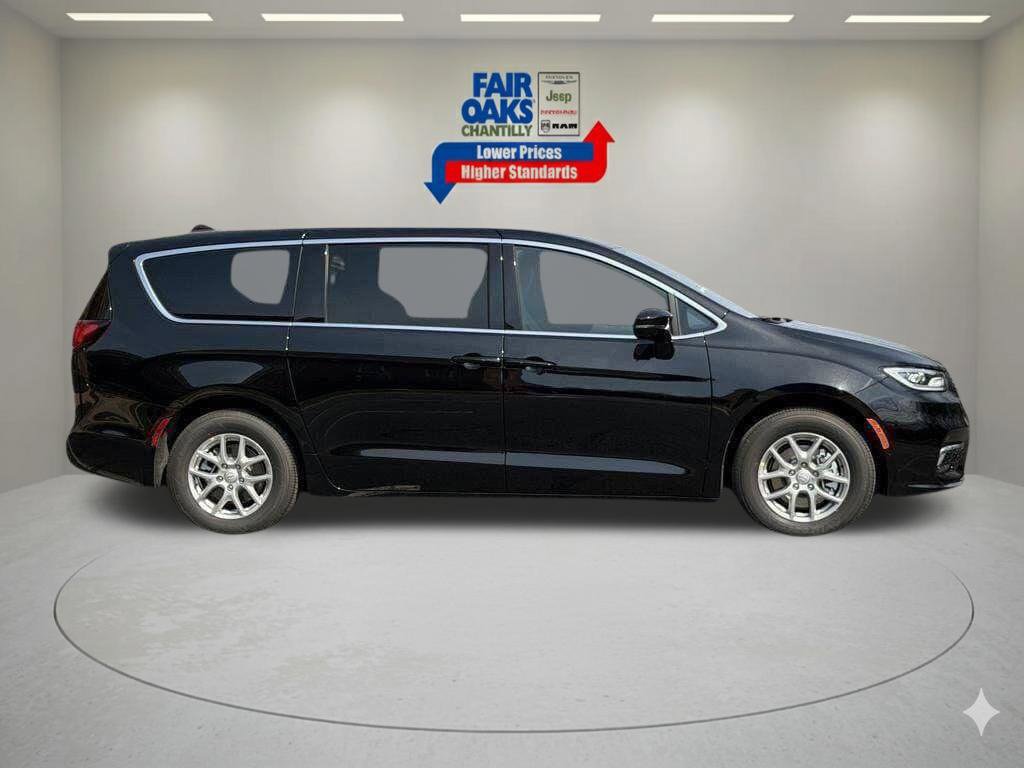 New 2026 Chrysler Pacifica Select FWD image 5