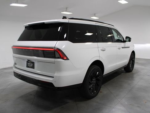 New 2025 Lincoln Navigator Reserve w/ Jet Appearance Package image 8