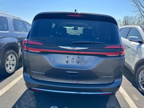 Used 2022 Chrysler Pacifica Limited image 3