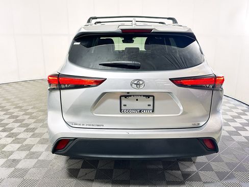 Used 2023 Toyota Highlander XLE FWD image 4