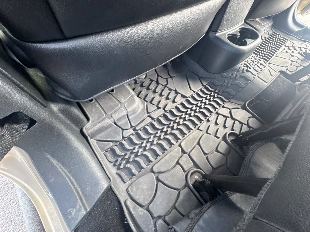 Used 2016 Jeep Wrangler Unlimited Rubicon w/ Connectivity Group AWD/4WD image 27