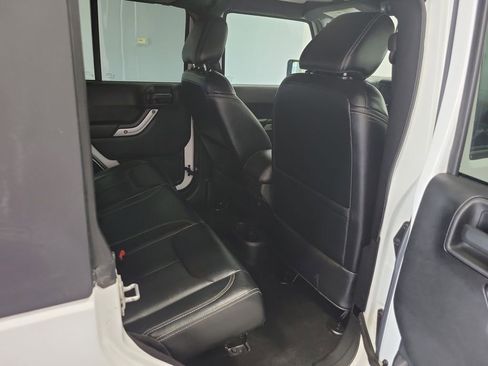 Used 2016 Jeep Wrangler Unlimited Rubicon AWD/4WD image 14
