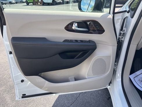 Used 2024 Chrysler Pacifica Limited FWD image 7