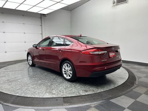 Used 2019 Ford Fusion SE FWD image 2