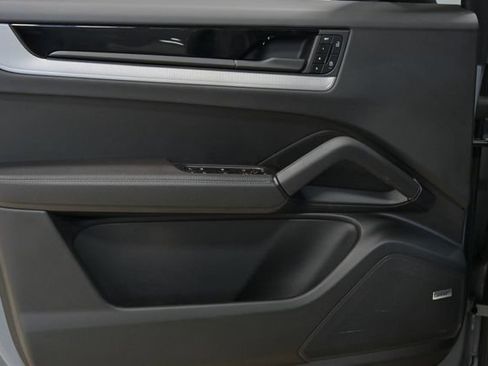 Used 2025 Porsche Cayenne S image 23
