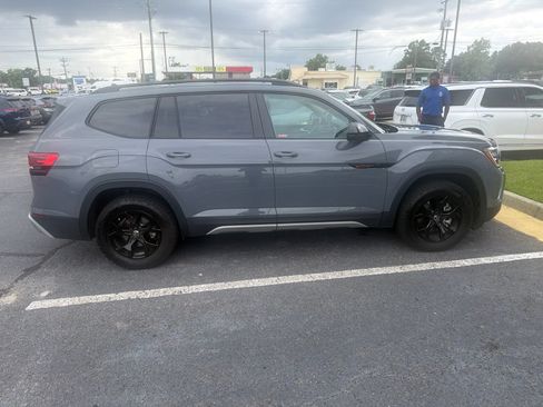Used 2025 Volkswagen Atlas Peak Edition SE AWD/4WD image 3