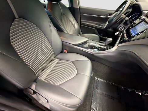 Used 2019 Toyota Camry SE w/ Carpet Mat Package FWD image 15