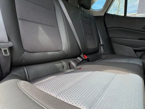 Used 2025 Chevrolet Trax LT w/ LT Convenience Package FWD image 29