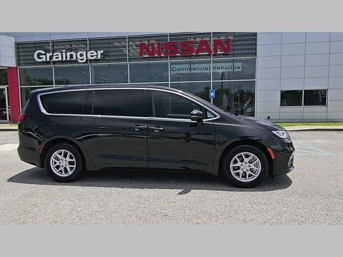 Used 2023 Chrysler Pacifica Touring-L w/ Uconnect Theater Family Group FWD image 36